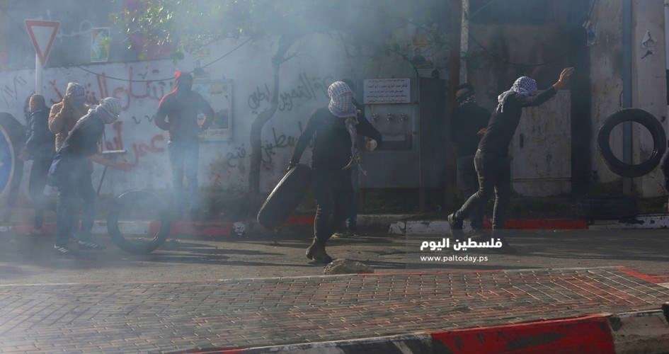 عشرات المواطنين من الشبان أصيبوا بالاختناق جراء ما اطلقه جنود الاحتلال على المتظاهرين