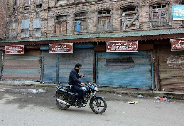 1.4M people give up phones in Indian Kashmir