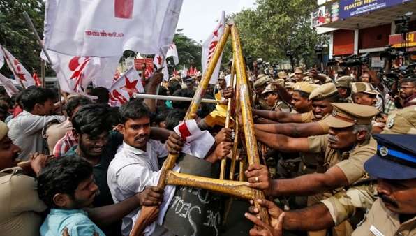 احتجاجاً على قانون الجنسية الجديد الهندي سقوط 5قتلي وإصابة نحو 90 في اشتباكات (نيودلهي)