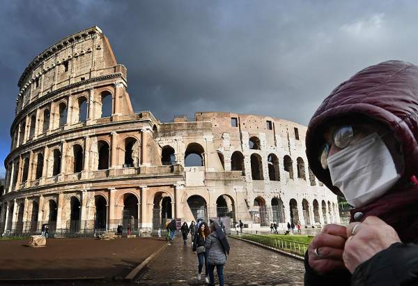 Italian citizen wearing protective face mask in front of the Colosseum (photo)