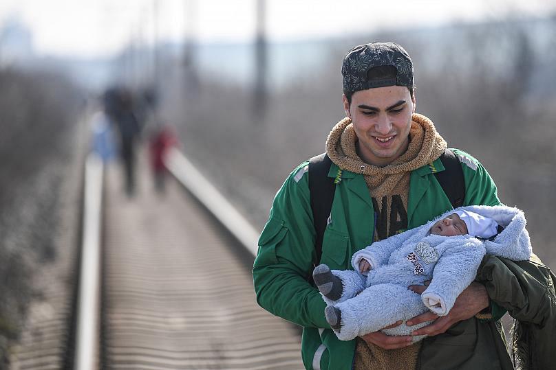 پناهجویی با یک نوزاد در مرز یونان