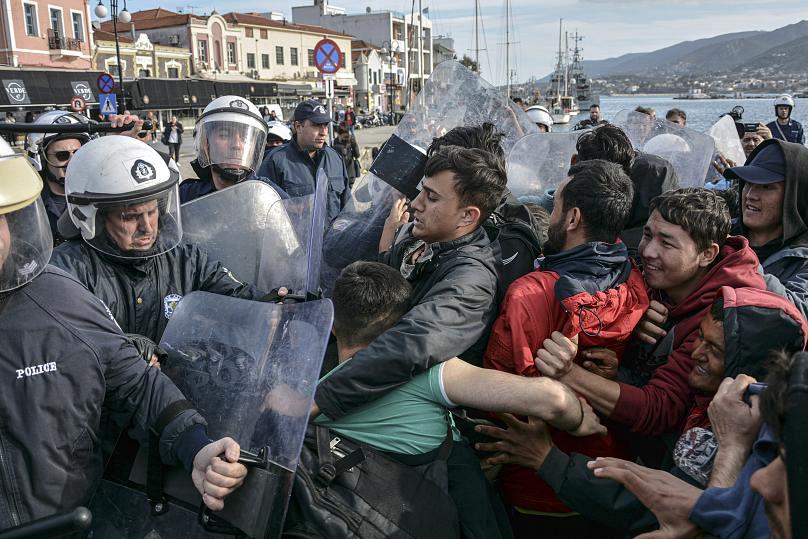 درگیری پناهجویان با نیروهای امنیتی یونان