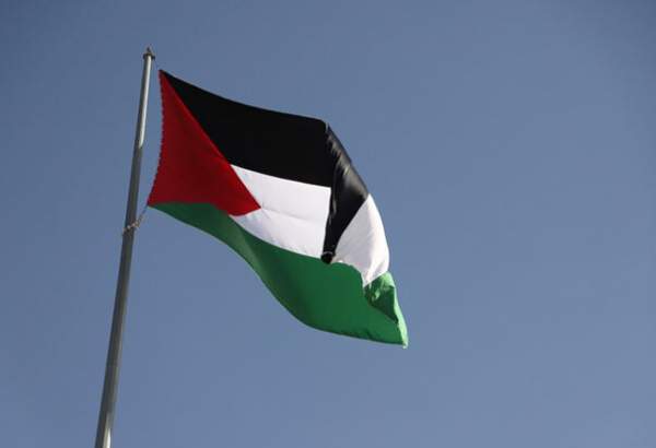 پرچم فلسطین با حضور لاریجانی در قم به اهتزاز در آمد