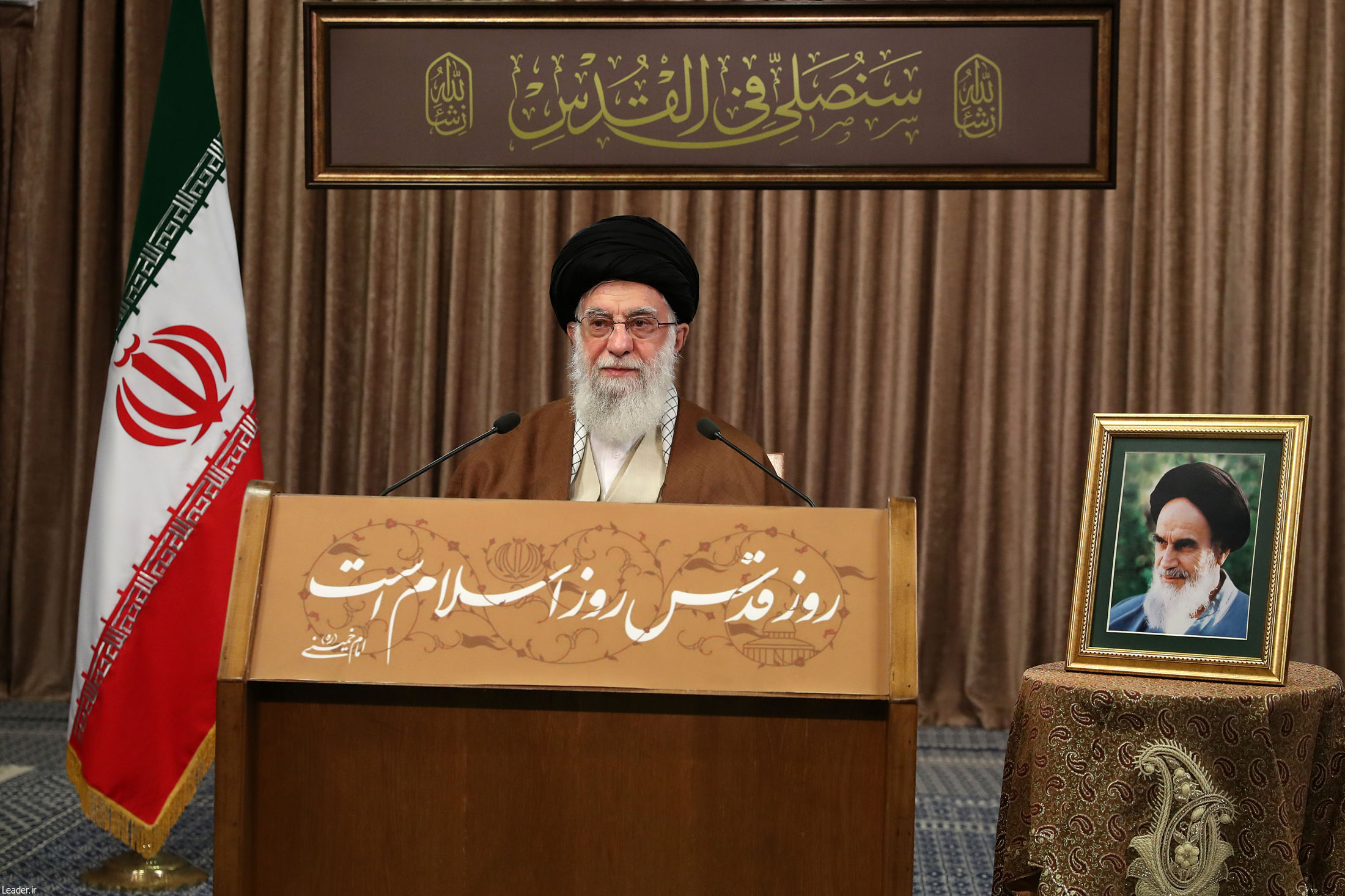 Ayatollah Khamenei: Everyone must assist in holy struggle to liberate Palestine