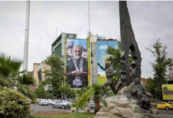 Le grand portrait du général martyre Qassem Soleimani dans la place de la Palestine à Téhéran