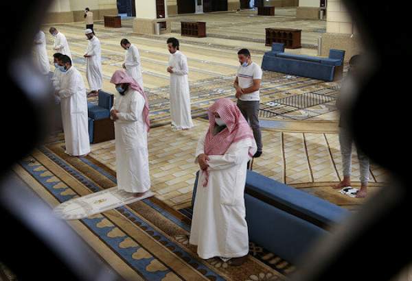 Saudi mosques reopen for prayers after closure