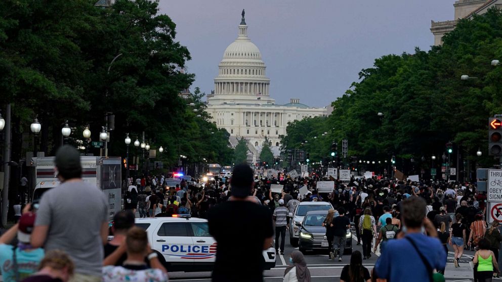 امریکہ: مظاہرین وہائٹ ہاوس کے احاطے میں داخل  