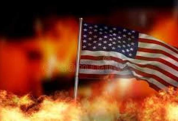 La colère des manifestants antiracisites met le feu au drapeau américain