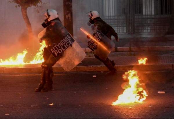 تظاهرات گسترده مردم  یونان در مقابل سفارت آمریکا در آتن