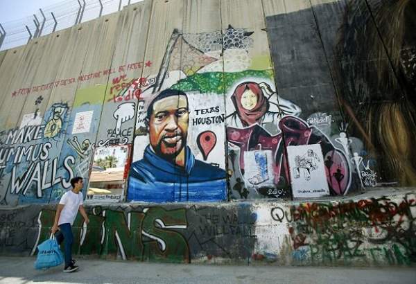 نقش بستن تصویر «جورج فلوید» بر روی دیوار حائل در کرانه باختری