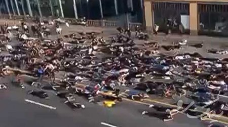 دراز کشیدن صدها معترض آمریکایی روی زمین در  پورتلند