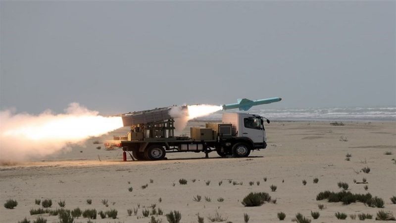 اختبار صواريخ بحر-بحر وبر- بحر قصيرة وبعيدة المدى  من البر التابعة للجيش الايراني