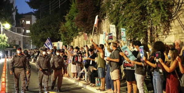 Israelis continue anti-corruption protest in front of Netanyahu residence in al-Quds (photo)  