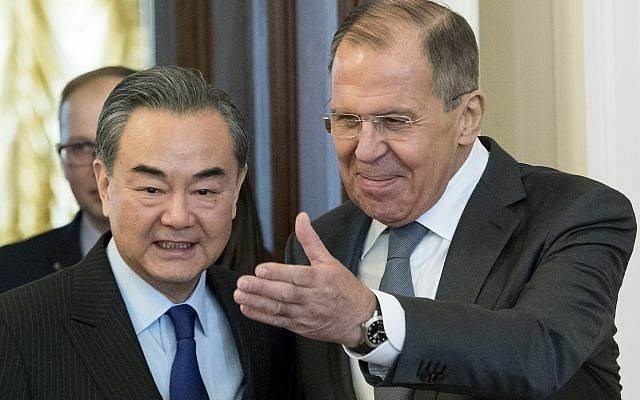 وزير الخارجية الروسي ووزير الخارجية الصيني خلال اجتماعهما في موسكو (ارشيف)