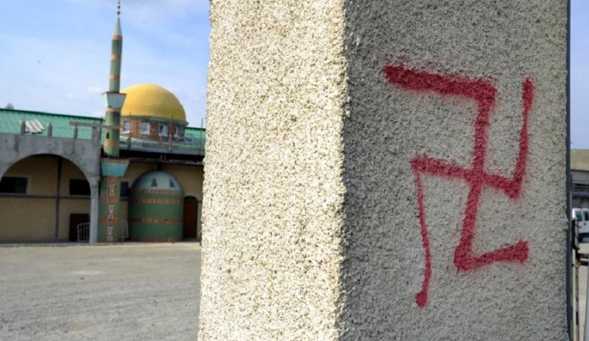 رسوم مسيئة للمسلمين على واجهة مسجد تشكل استفزازا وإهانة للمواطنين الفرنسيين المسلمين