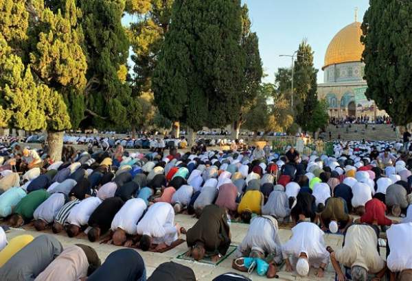 La tenue de la prière de la fête de la Sacrifice en présence de milliers de Palestinien dans la mosquée d’Al-Aqsa