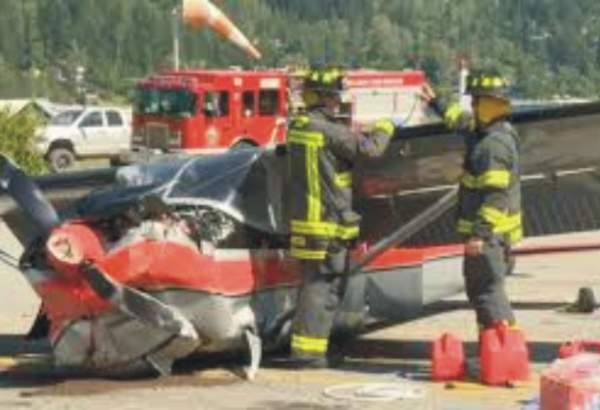 کینیڈا : چھوٹا طیارہ شاپنگ مال کے پارکنگ ایریا میں گر کر تباہ،