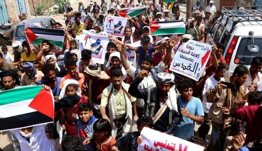 متظاهرون يحرقون أعلام اماراتية واسرائيلية في سقطري اليمنية