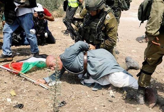 الناشط الفلسطيني المسنّ خيري حنون مكبلاً أثناء الاعتداء عليه من قبل الاحتلال مطلع الشهر