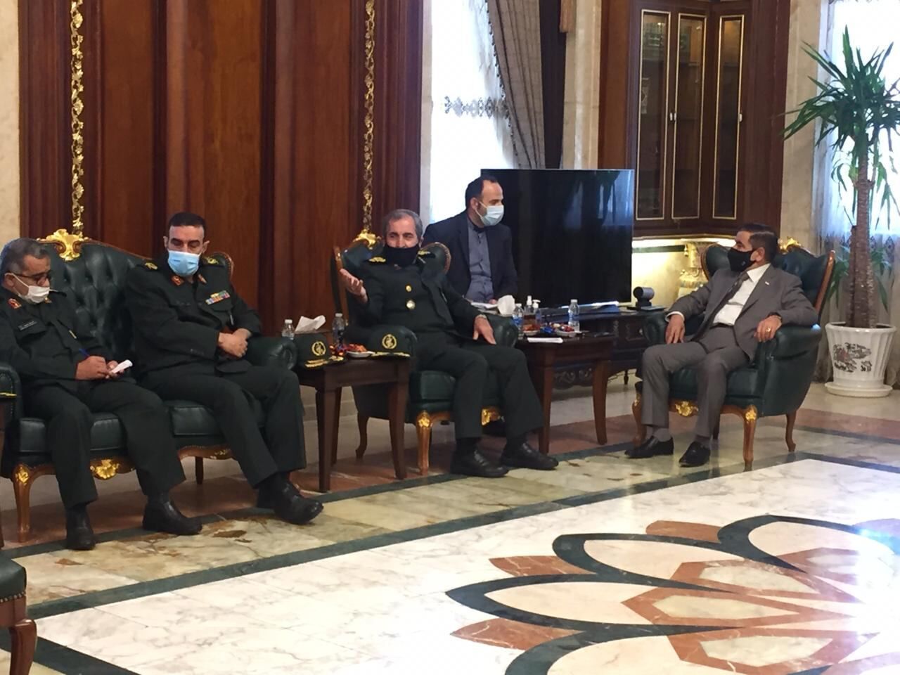 نائب رئيس أركان القوات المسلحة الإيرانية يلتقي وزير الدفاع العراقي