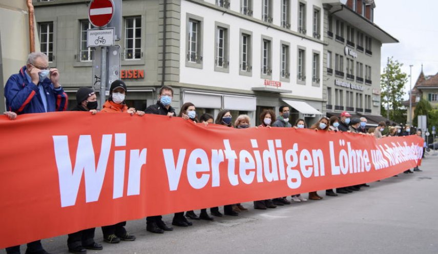الناخبون في سويسرا يرفضون تقييد الهجرة الأوروبية