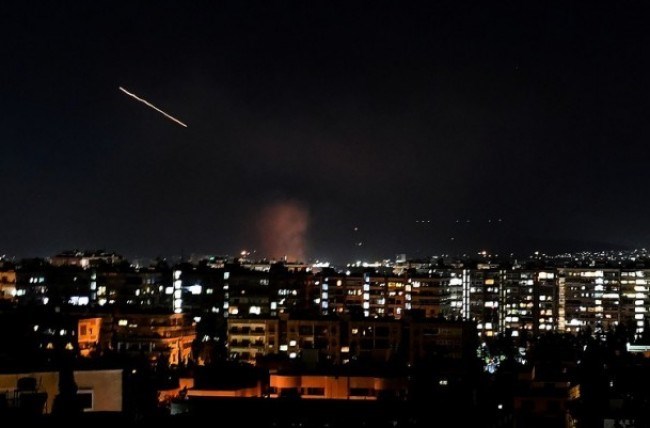 الطائرات الصهيونية  تقصف فجر الاربعاء مدرسة في القنيطرة بسوريا