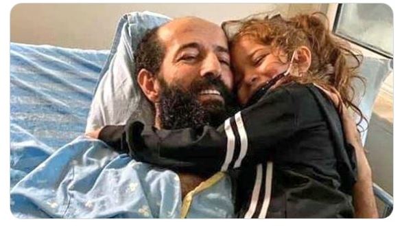 (تُقى) ابنة الأسير الفلسطيني "ماهر الأخرس" وهي تصرخ في وجه السجانين الصهاينة في مستشفى "كابلان"  