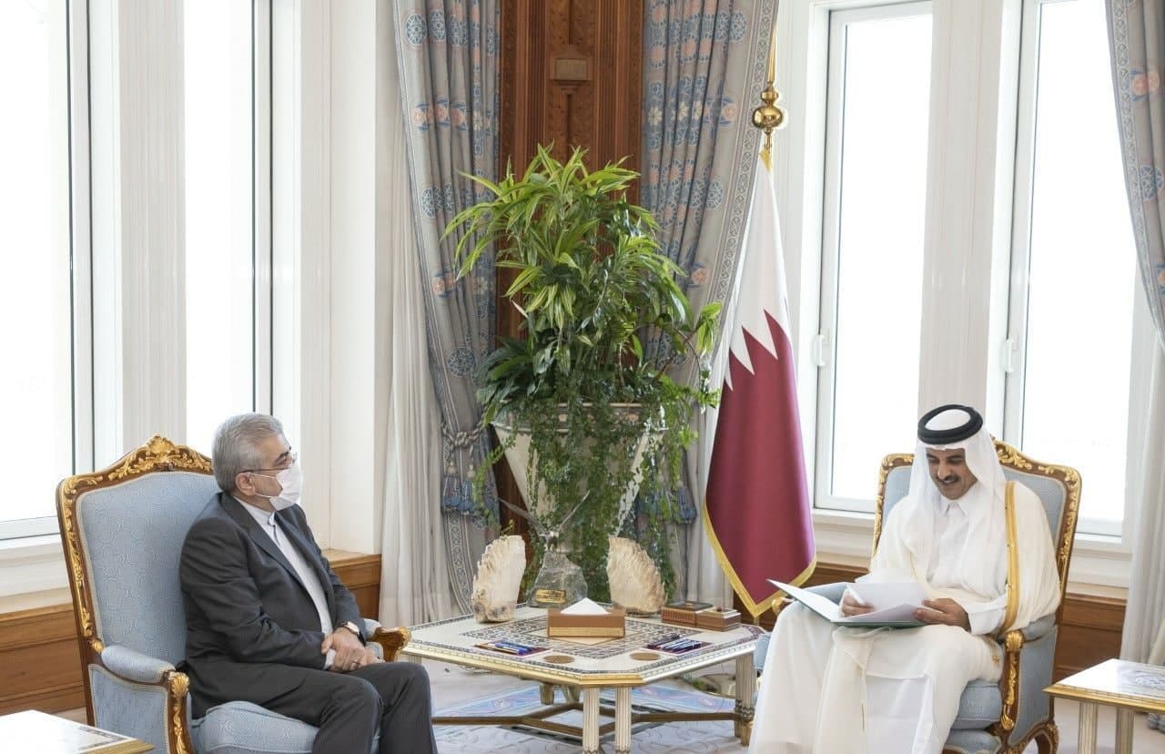 وزير الطاقة الايراني يلتقي مع أمير دولة قطر وسلمه رسالة خطية من الرئيس الايراني