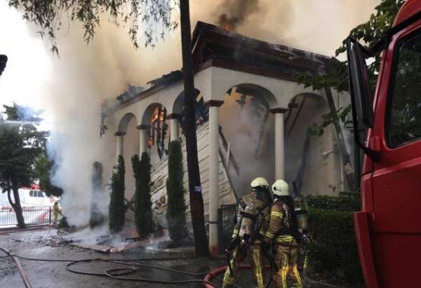 ترکی کی تاریخی مسجد میں اآگ لگ گئی۔