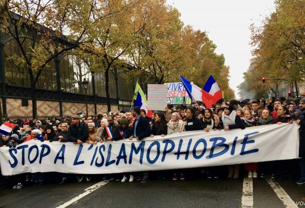 فرانس کے مسلمانوں پر میکرون نے دباؤ ڈالنا شروع کر دیا