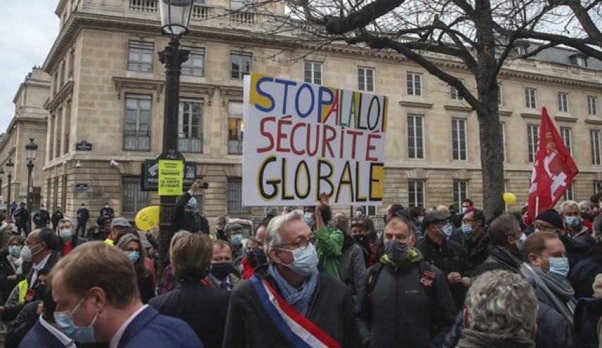 الامن  الفرنسي يقمع بوحشية المظاهرات السلمية ضد مشروع قانون يطال الحريات