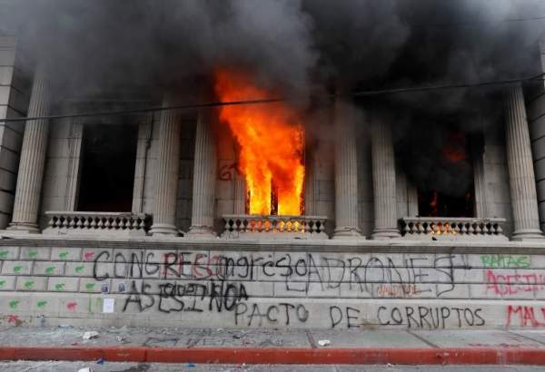 Les manifestants du Guatemala brûlent le Congrès alors que la colère monte
