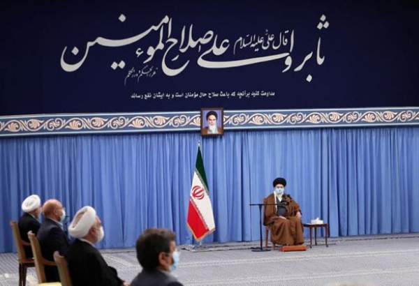 ترجمه کتیبه نصب شده در حسینیه امام خمینی(ره) در دیدار امروز رهبر انقلاب