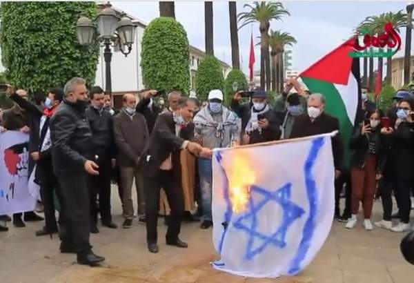 Les Marocains brûlent le drapeau israélien en solidarité avec la Palestine  