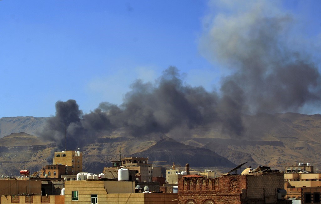 تصاعد الدخان في أعقاب غارة جوية شنّتها قوات التحالف بقيادة السعودية في صنعاء