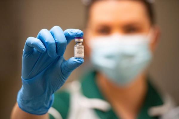 Britain begins mass vaccination against COVID-19 (photo)  