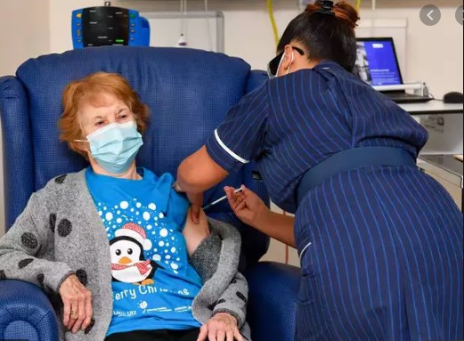 مارجريت كينان 91 عاماً أول شخص في العالم يتلقى اللقاح ضد كورونا