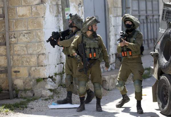 La police israélienne tire sur des jeunes Palestiniens près de la porte de la mosquée Al-Aqsa