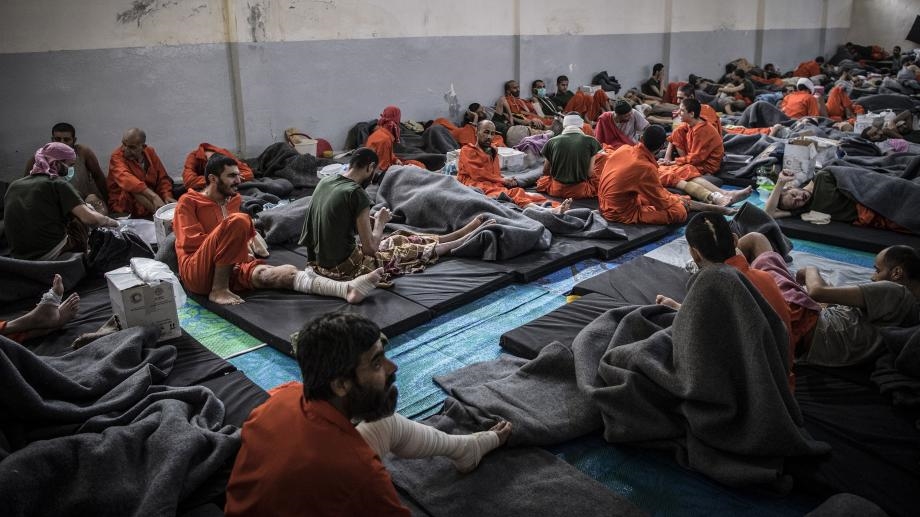 يبلغ عدد معتقلي "داعش" لدى "قسد" نحو 12 ألف معتقلاً