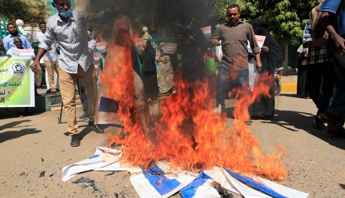 سودانيون يحرقون العلم الإسرائيلي احتجاجا على اتفاق التطبيع