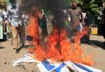 سودانيون يحرقون العلم الإسرائيلي احتجاجا على اتفاق التطبيع