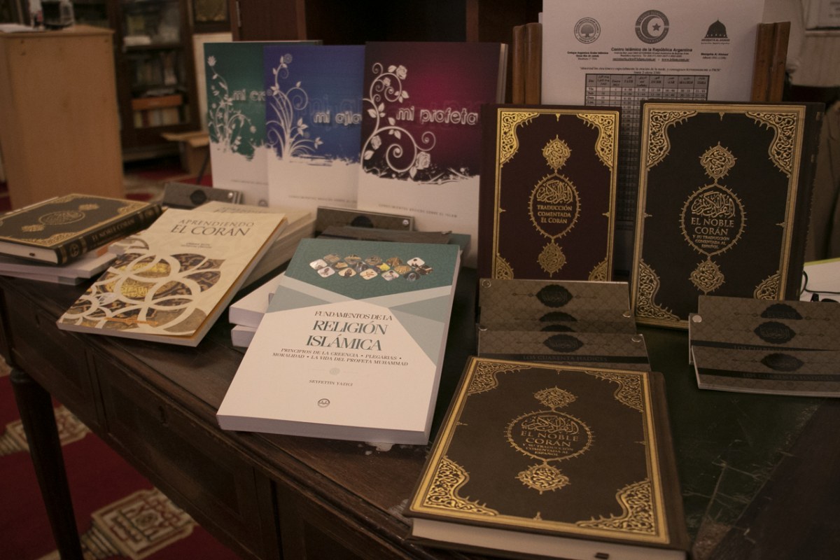 ۷ هزار کتاب آموزش دینی و قرآنی در میان مسلمانان آرژانتین توزیع شد