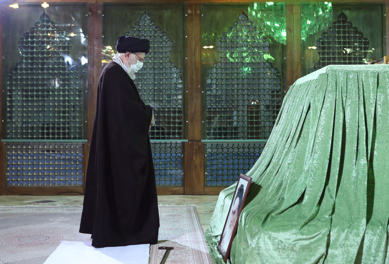 الإمام الخامنئي يزور مرقد الإمام الخميني وشهداء الثورة الإسلامية  (1)  