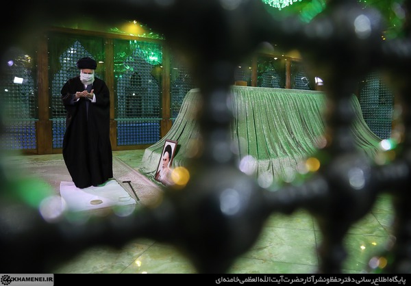 الإمام الخامنئي يزور مرقد الإمام الخميني وشهداء الثورة الإسلامية (2)  