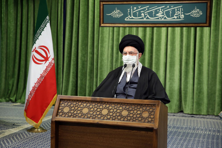 الامام الخامنئی : الأعداء لا يمكنهم ارتکاب أي حماقة ضد ايران