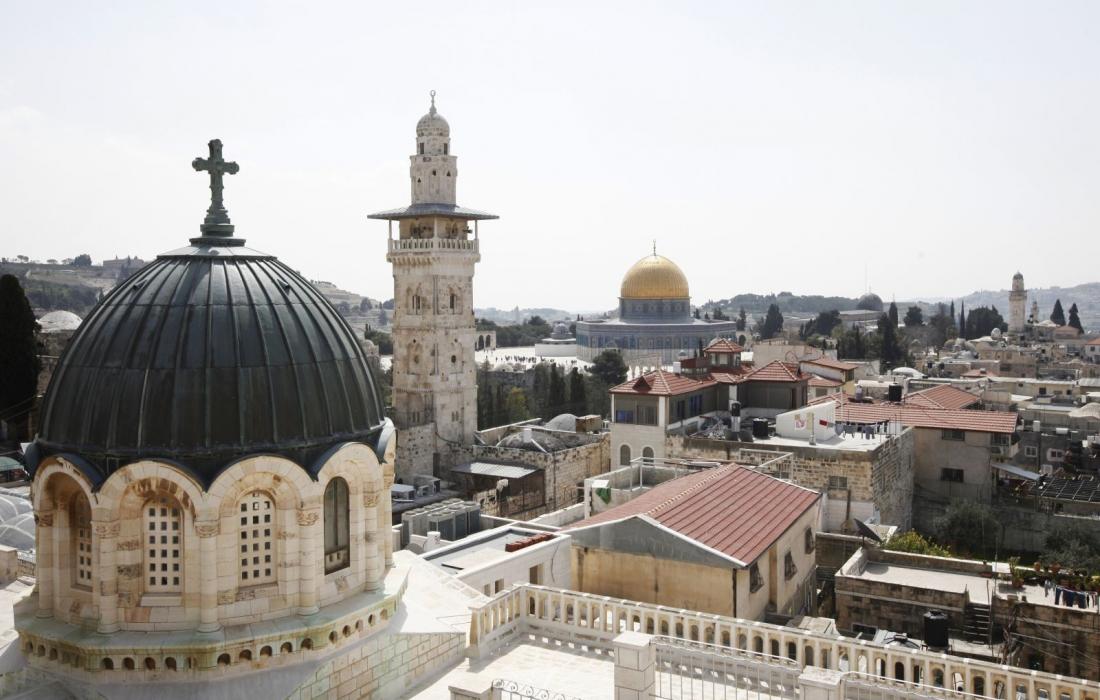 صهيوني يعتدي على الكنيسة الرومانية الأرثوذكسية في القدس المحتلة