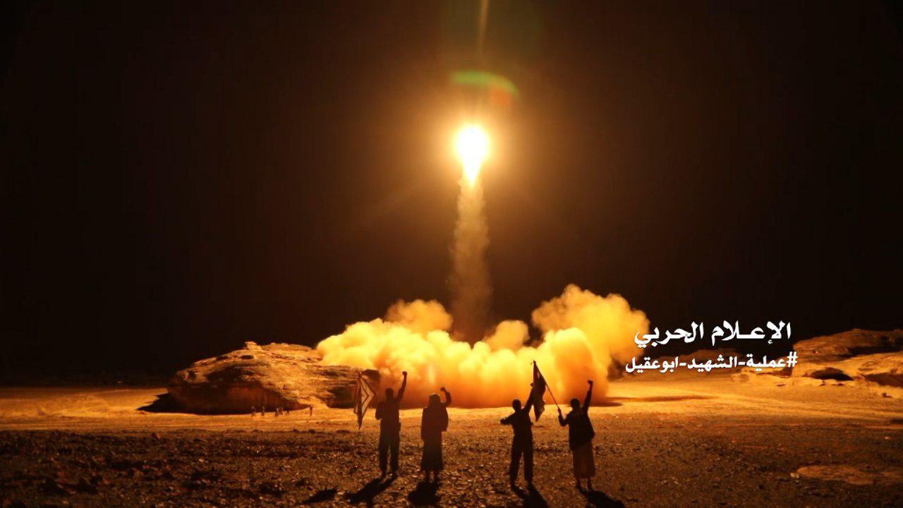 القوة الصاروخية اليمنية تستهدف قاعدة الملك خالد الجوية السعودية في خميس