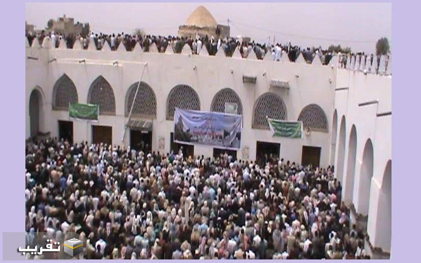 حشود بشرية يمنية تحيى" جمعة رجب" في جامع الصحابي معاذ بن جبل بالجند