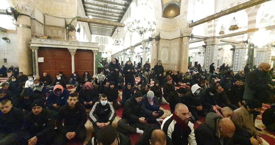 حشود من فلسطينيين يلبون نداء الفجر العظيم في المسجد الأقصى رغم مضايقات الاحتلال