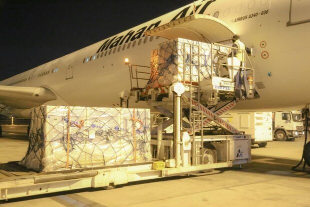 The cargo comprising 250,000 doses of Sinopharm vaccines is recieved at Tehran’s Imam Khomeini International Airport in the early hours of Sunday. (photo)